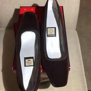 Nina Barbi-V in dark brown velvet size 9 1/2